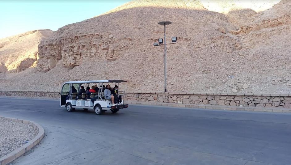  بدء تشغيل السيارات الكهربائية الجديدة لنقل الزائرين بالبر الغربي بالأقصر 
