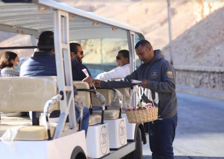  بدء تشغيل السيارات الكهربائية الجديدة لنقل الزائرين بالبر الغربي بالأقصر 
