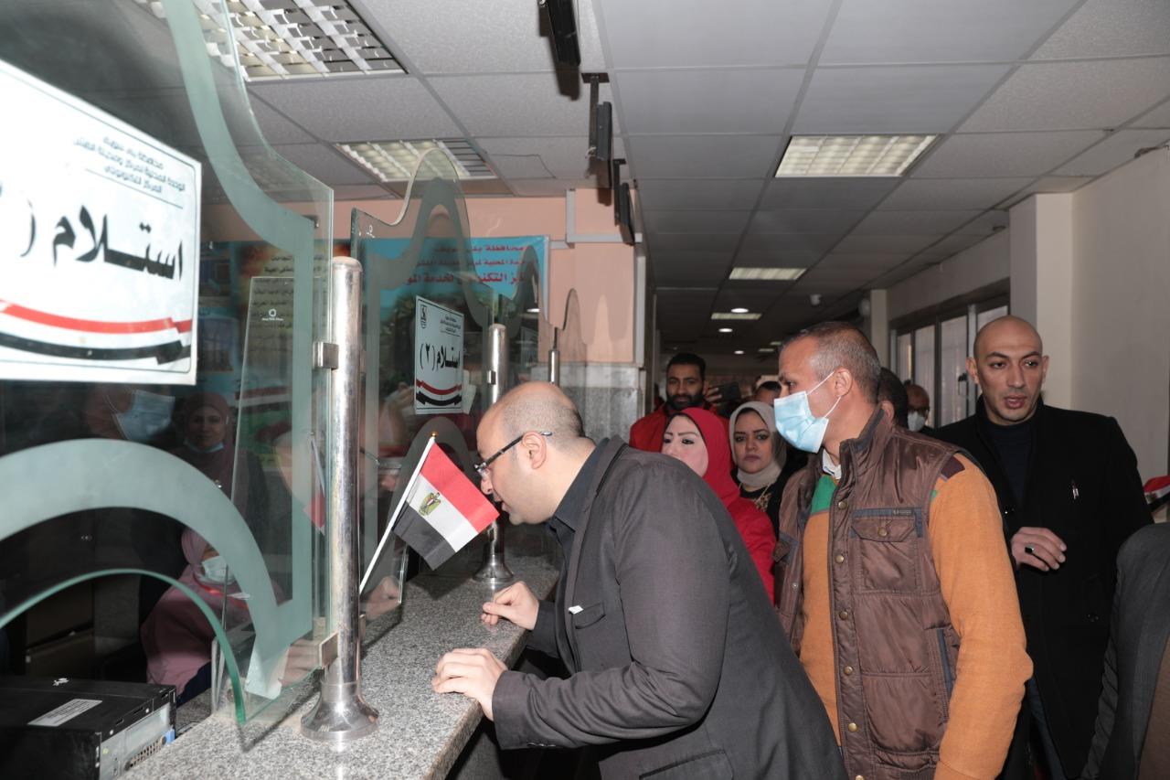 محافظ بني سويف يتفقد سير  منظومة  العمل بالمركز التكنولوجي 