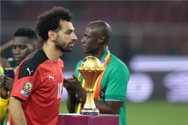 بعد خسارة النهائي.. صورة مؤثرة لمحمد صلاح مع كأس أمم إفريقيا 2021 | بوابة  أخبار اليوم الإلكترونية