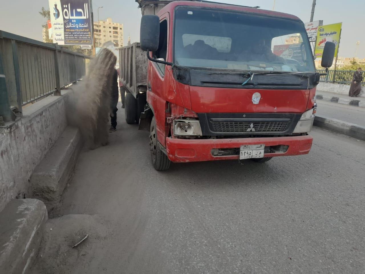 أصلاح أعمدة الأنارة وماسورة مياه عمومي ورفع المخلفات بالعياط
