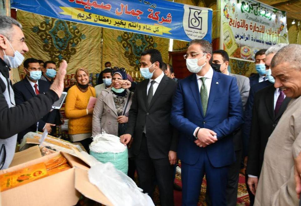 محافظ الفيوم يفتتح معرض 