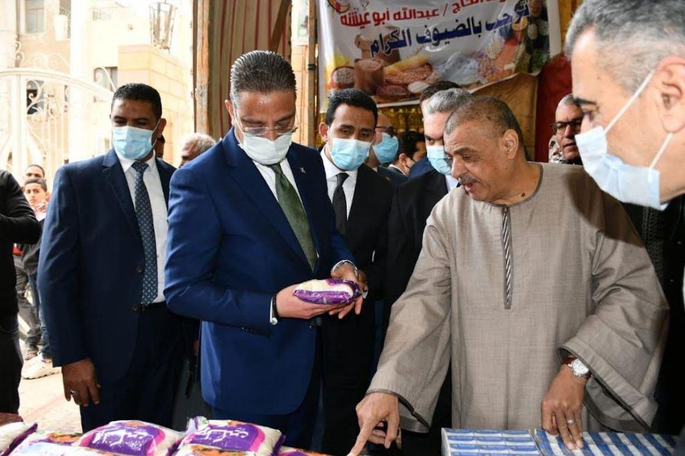 محافظ الفيوم يفتتح معرض 