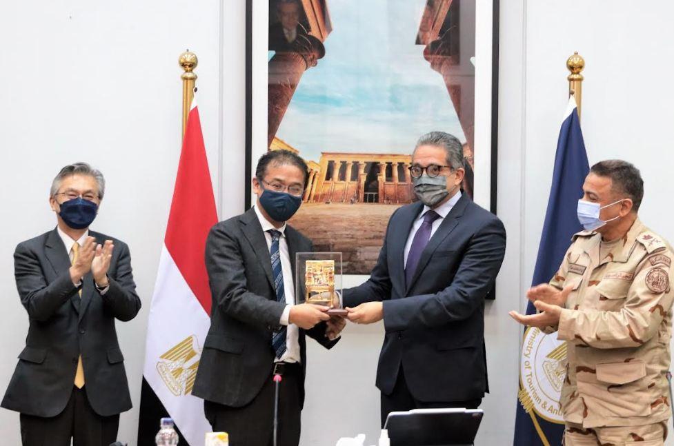 كرسي توت عنخ آمون كهدية تذكارية للممثل الرئيسي للجايكا