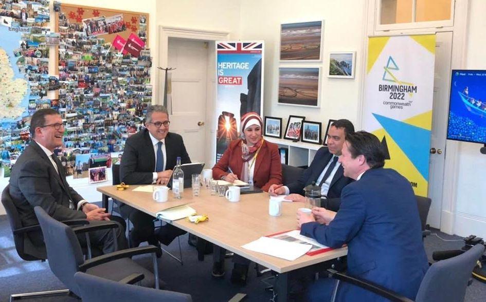 وزير السياحة والآثار يلتقي نظيره البريطاني 