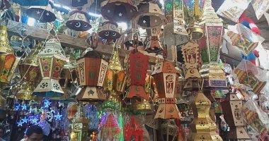حالة من الإقبال المتوسط، شهدتها محلات بيع فوانيس شهر رمضان الكريم، بمحافظة القليوبية، خاصة مع ارتفاع أسعارها هذا العام، بجانب أيضا انتشار فيروس كورونا الذي تسبب في عزوف المواطنين عن شراء الفوانيس، فيما تشهد المحلات إقبالا محدودا من المواطنين على الشراء.
