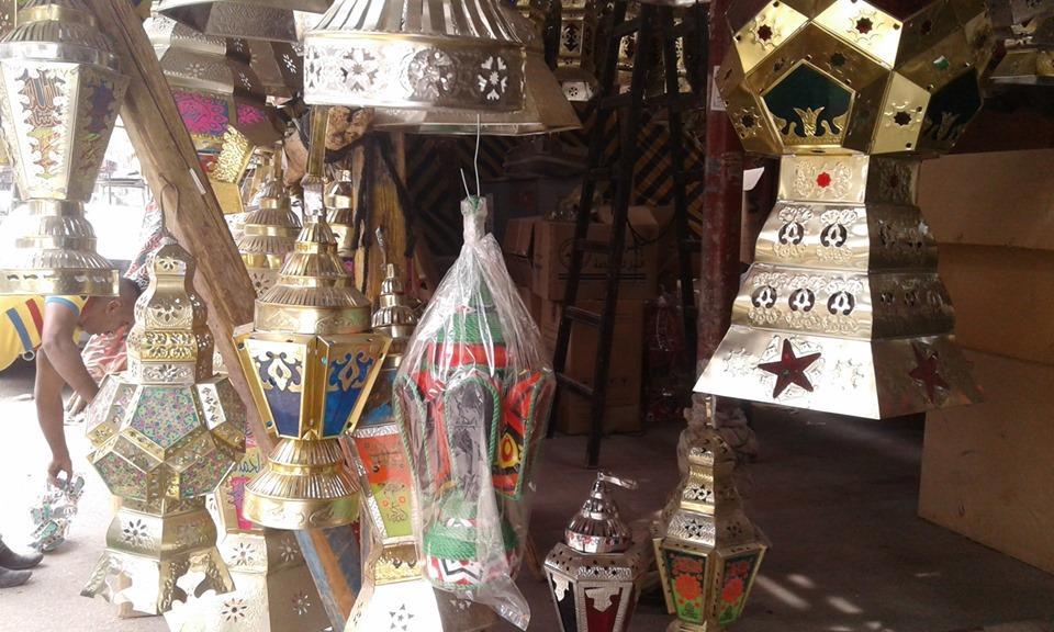 حالة من الإقبال المتوسط، شهدتها محلات بيع فوانيس شهر رمضان الكريم، بمحافظة القليوبية، خاصة مع ارتفاع أسعارها هذا العام، بجانب أيضا انتشار فيروس كورونا الذي تسبب في عزوف المواطنين عن شراء الفوانيس، فيما تشهد المحلات إقبالا محدودا من المواطنين على الشراء.
