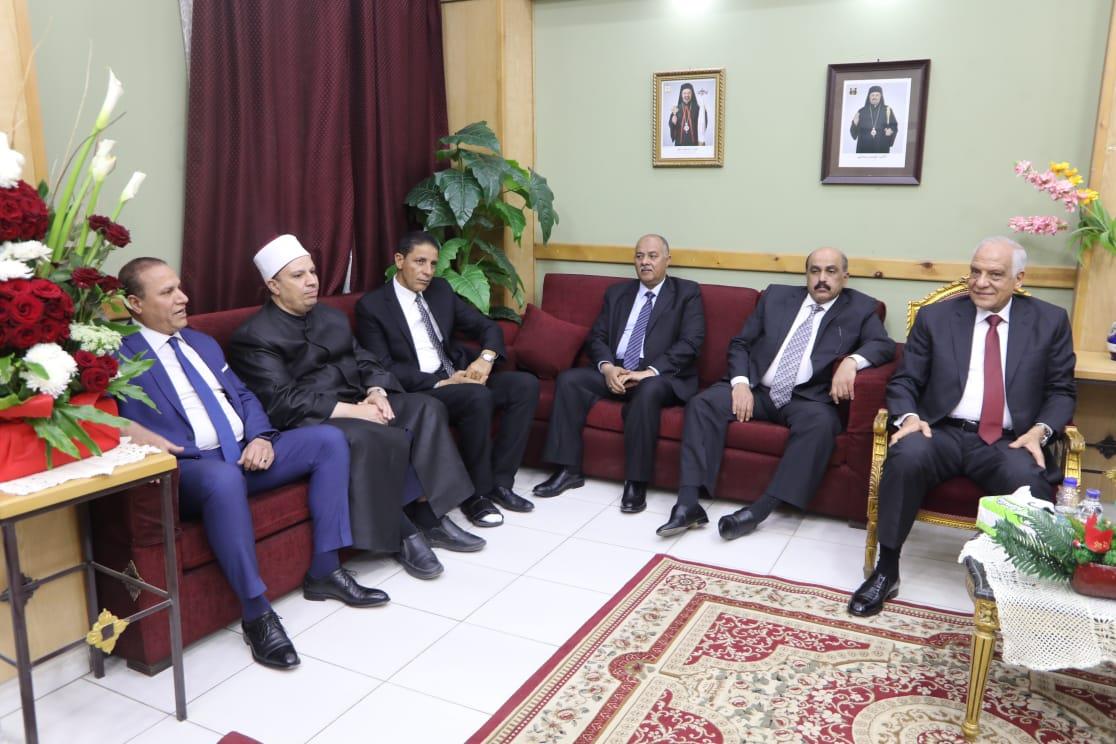 محافظ الجيزة يزور الكنيسة الكاثوليكية للتهنئة بعيد القيامة المجيد