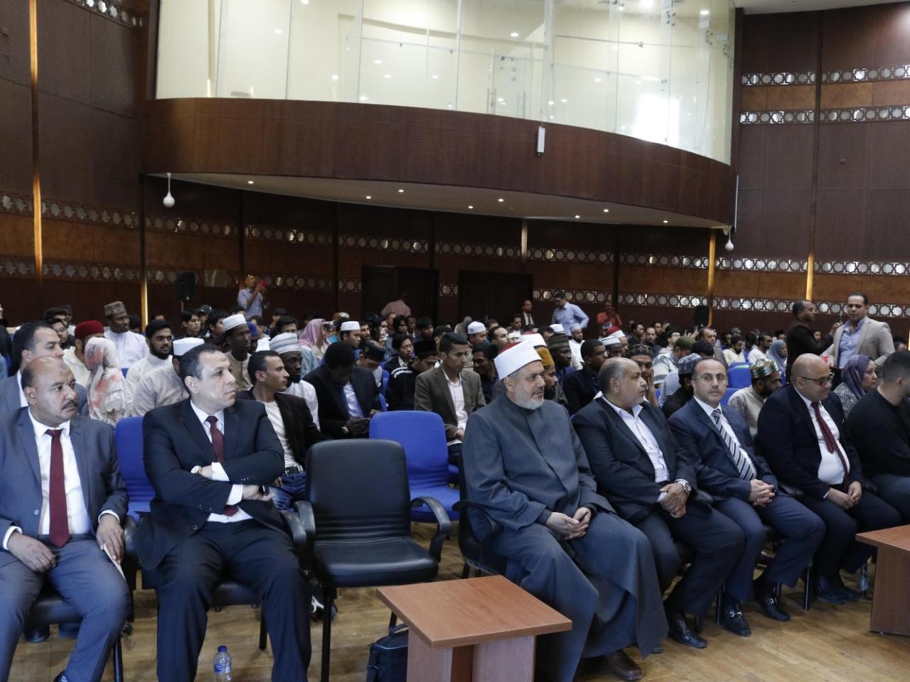 حفظة القرآن بـ «خريجي الأزهر»