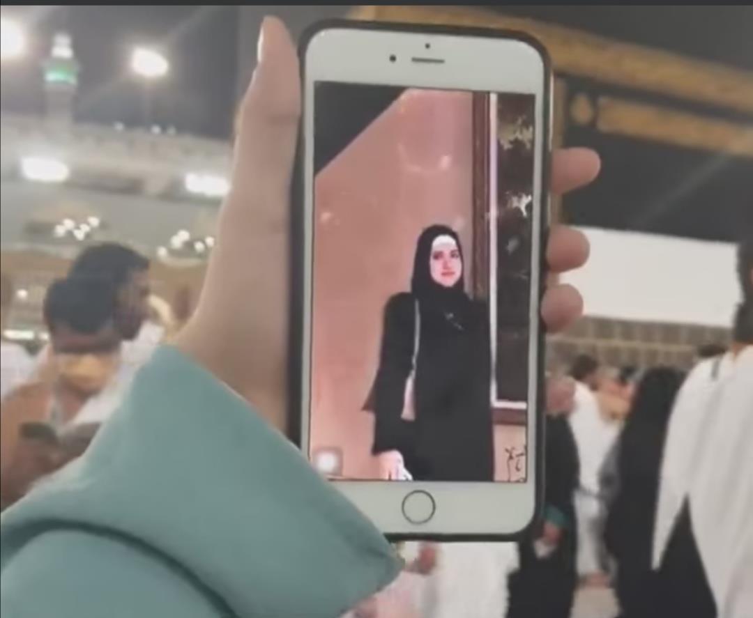 متطوعين بالعمرة  من محافظات الجمهورية يرسلون صورهم بالاراضي المقدسة لاسرة الطالبة نيرة