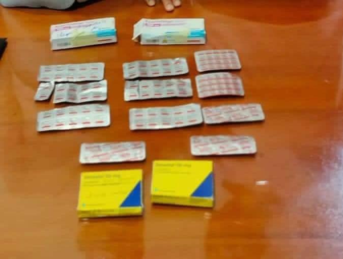 تمكنت سلطات جمارك مطار برج العرب الدولي في الإسكندرية، من إحباط محاولة راكبين تهريب عدد من الأقراص المخدرة من فرنسا، وذلك بالمخالفة لقوانين مكافحة المخدرات ومزاولة مهنة الصيدلة والجمارك والاستيراد والتصدير. 