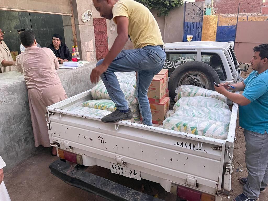 ضبط طن سكر تمويني و35 لتر زيت 