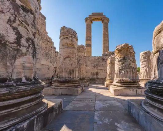 معبد أبولو في  اليونان