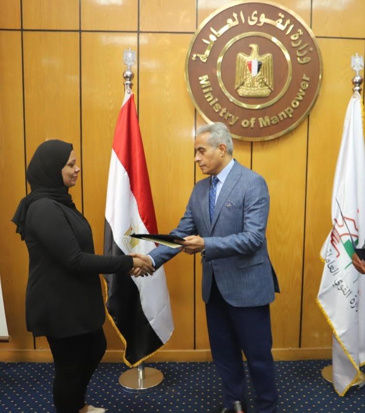 وزير القوى العاملة يُسلم تعويضات لأسر من  العمالة غير المنتظمة بأربع  محافظات