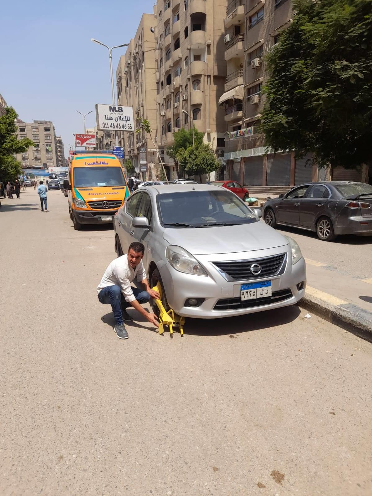 كلبشة السيارات المتعدية علي الأرصفة والجزر الوسطي بالطالبية
