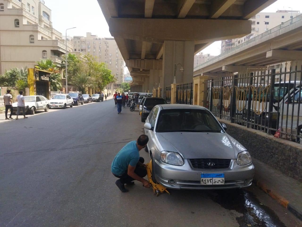 كلبشة السيارات المتعدية علي الأرصفة والجزر الوسطي بالطالبية