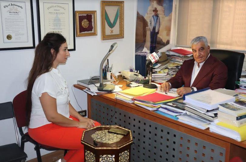  د.زاهي حواس مع محررة بوابة أخبار اليوم