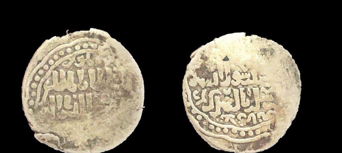 مجموعة من العملات بمدينة إسنا