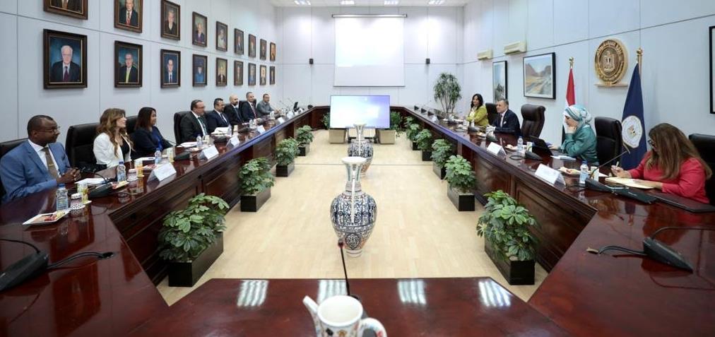 وزير السياحة والآثار يستقبل مدير منطقة شمال إفريقيا والشرق الأوسط بالاتحاد الدولي للنقل الجوي 