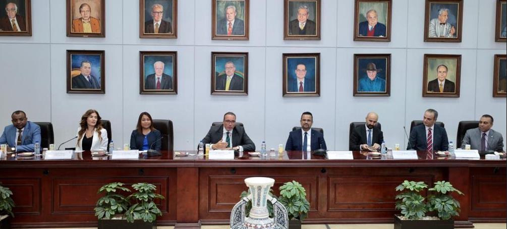 وزير السياحة والآثار يستقبل مدير منطقة شمال إفريقيا والشرق الأوسط بالاتحاد الدولي للنقل الجوي 