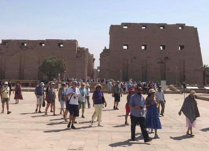 معابد الكرنك بالأقصر تشهد حالة كبيرة من الإقبال السياحى 
