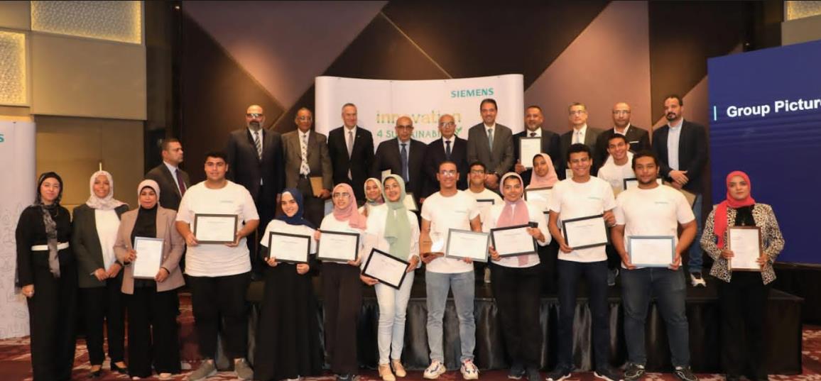 وزير التعليم يكرم طلاب مدارس المتفوقين 