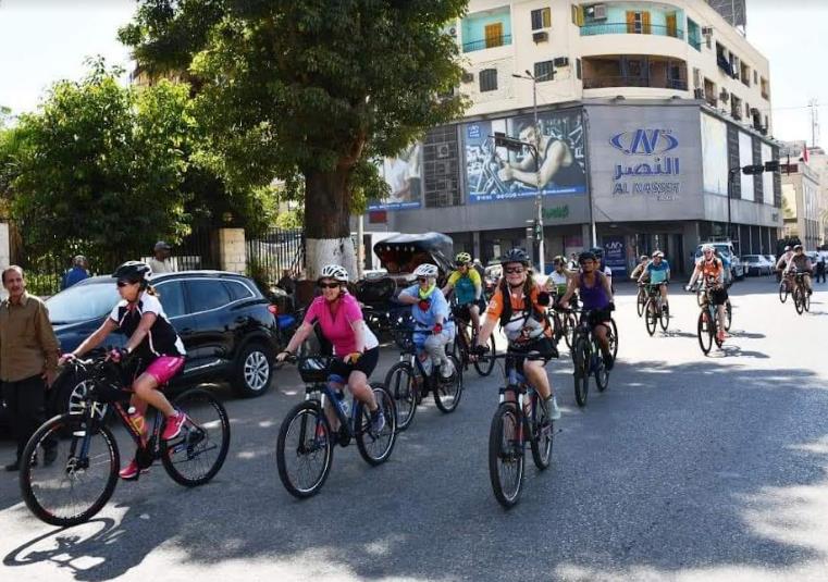 البريطانيون يتمتعون بدفيء الشمس بأسوان على الدراجات السياحية 
