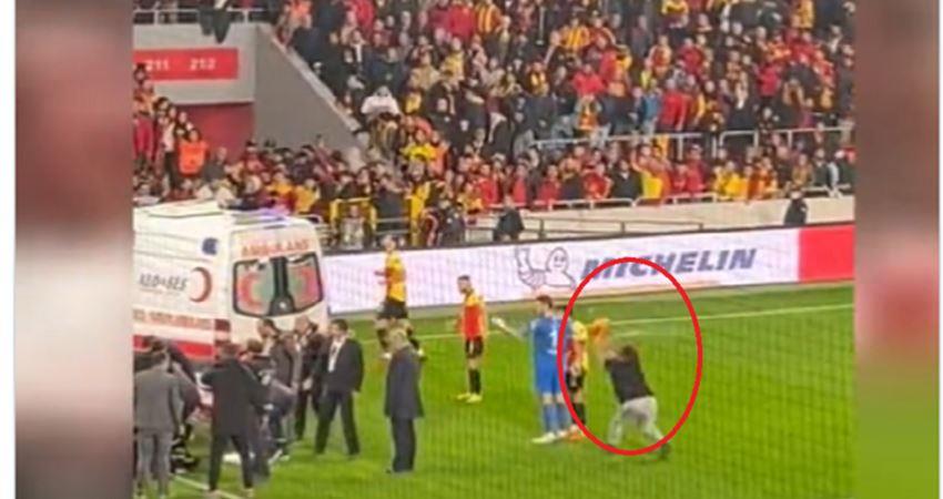 مشجع تركي يقتحم أرضية الملعب ويضرب حارس مرمي