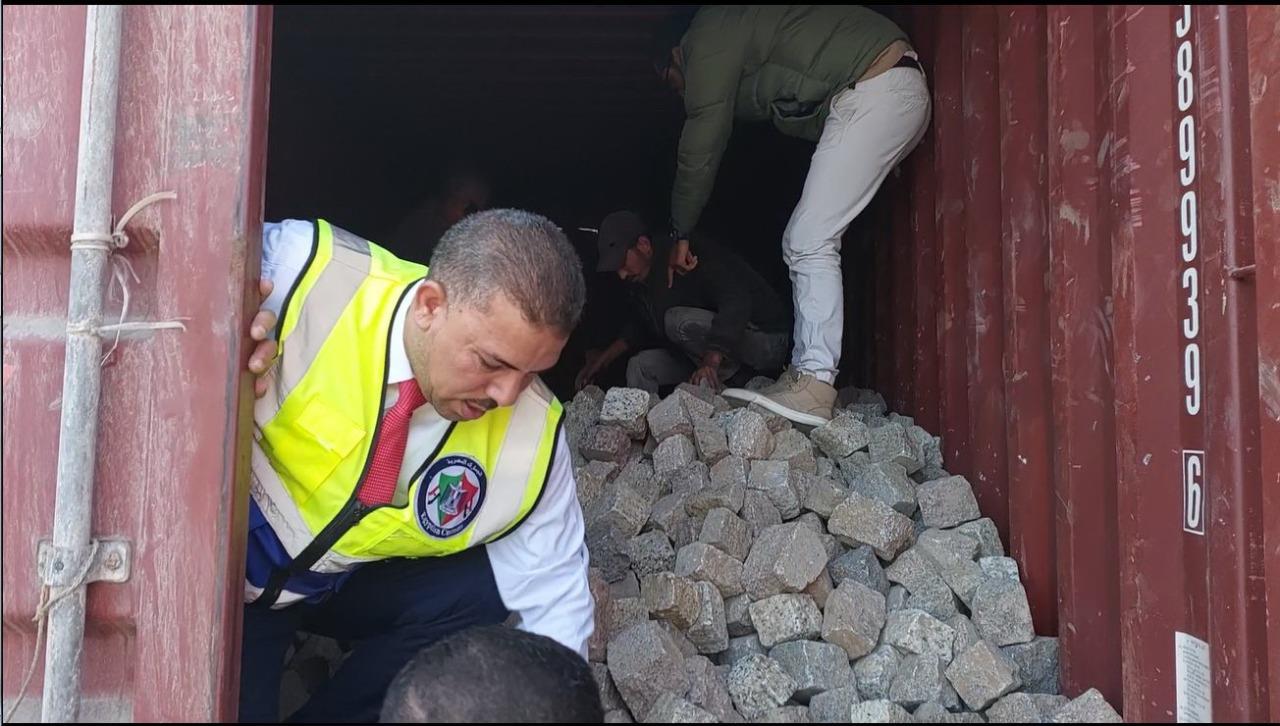 جمارك الدخيلة تسلم البيئة 17.5 طن من الأشجار المتحجرة 