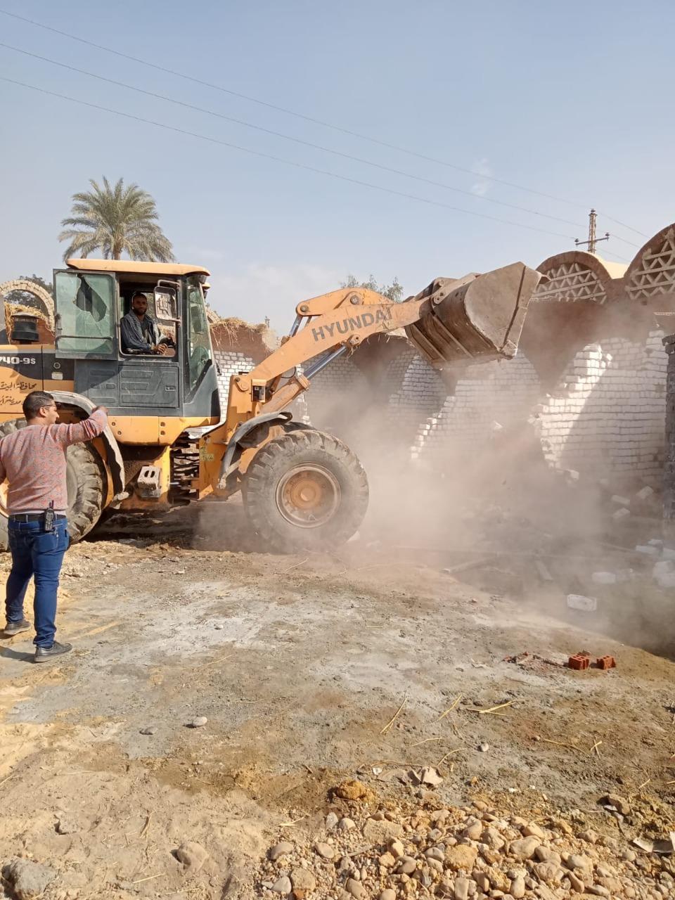 ضبط وأزالة حالات تعدي علي الاراضي الزراعية وبناء مخالف بأبوالنمرس