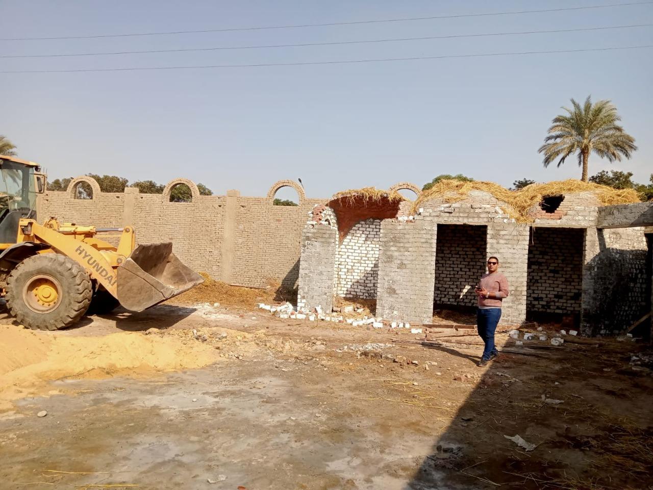 ضبط وأزالة حالات تعدي علي الاراضي الزراعية وبناء مخالف بأبوالنمرس