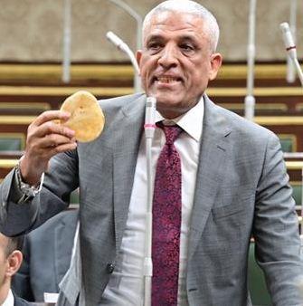 حرص عدد من اعضاء مجلس النواب ، على اصطحاب عدد من ارغفة الخبز  لقاعة مجلس النواب ، للتذ ليل على غياب  الرقابة على المخابز ، مما أدى إلى قلة حجم رغيف الخبر .