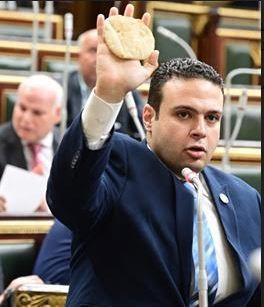 حرص عدد من اعضاء مجلس النواب ، على اصطحاب عدد من ارغفة الخبز  لقاعة مجلس النواب ، للتذ ليل على غياب  الرقابة على المخابز ، مما أدى إلى قلة حجم رغيف الخبر .