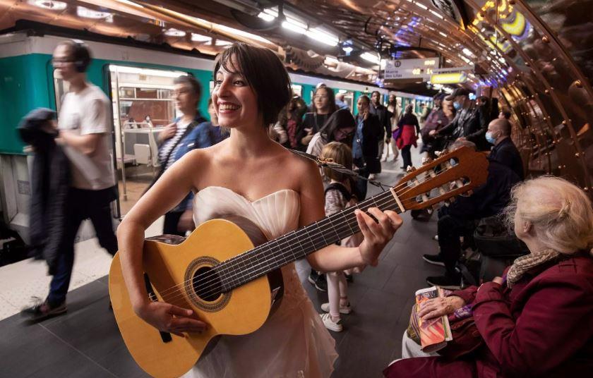 لإطلاق المواهب.. الموسيقيون يتنافسون على بقعة مترو باريس | بوابة أخبار  اليوم الإلكترونية