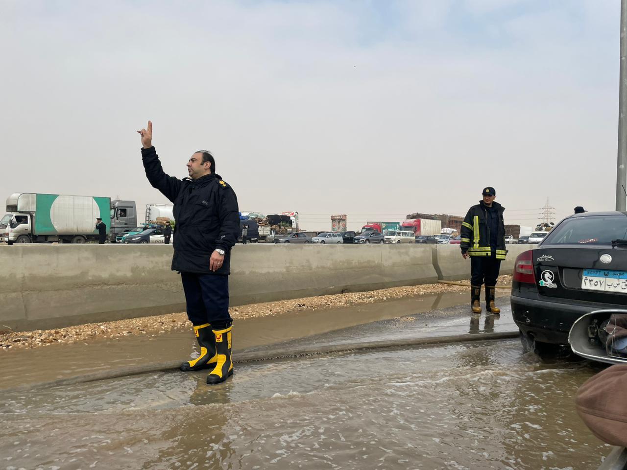 تحويلة مرورية لتيسير الحركة بطريق مصر إسماعيلية
