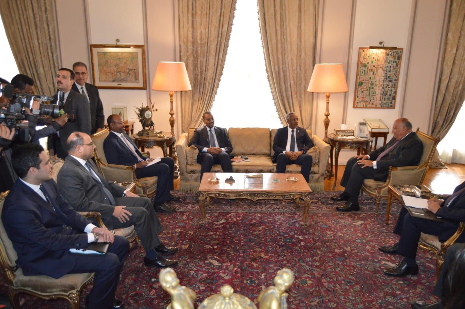 وزير الخارجية خلال لقاء  نظيره الصومالي