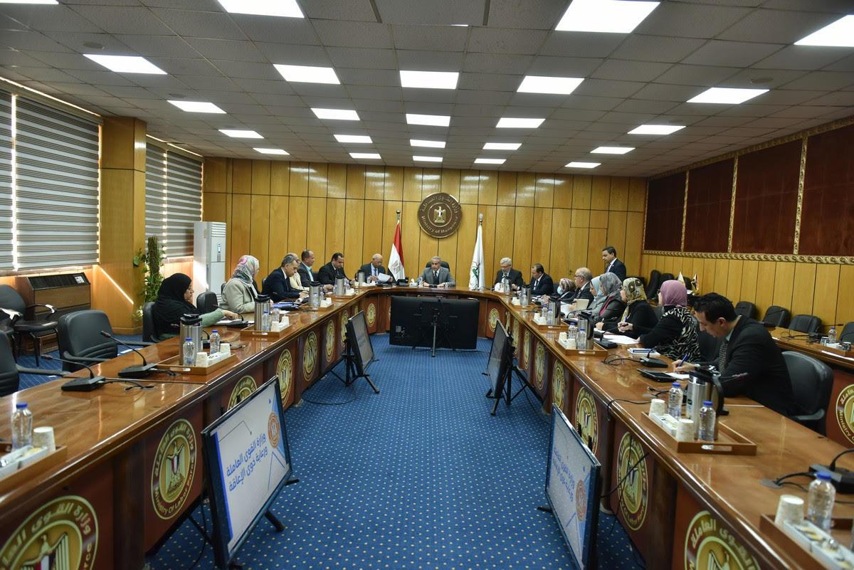  وزير القوى العاملة يرأس اول اجتماع