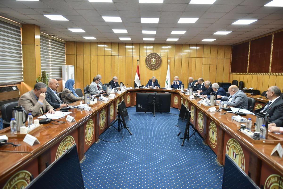 محافظ أسوان يكرم مدير القوى العاملة لتكليفه بمهام وكيل مديرية القاهرة