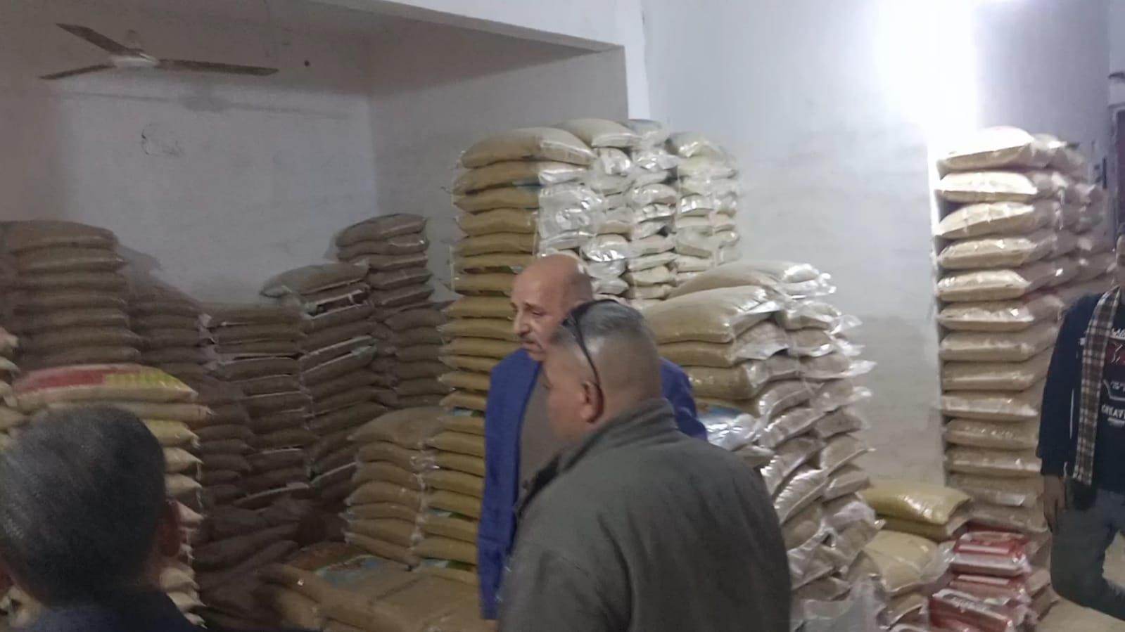 تضبط مخزن بحوزته 5.5 طن اعلاف دواجن وأرز ودقيق