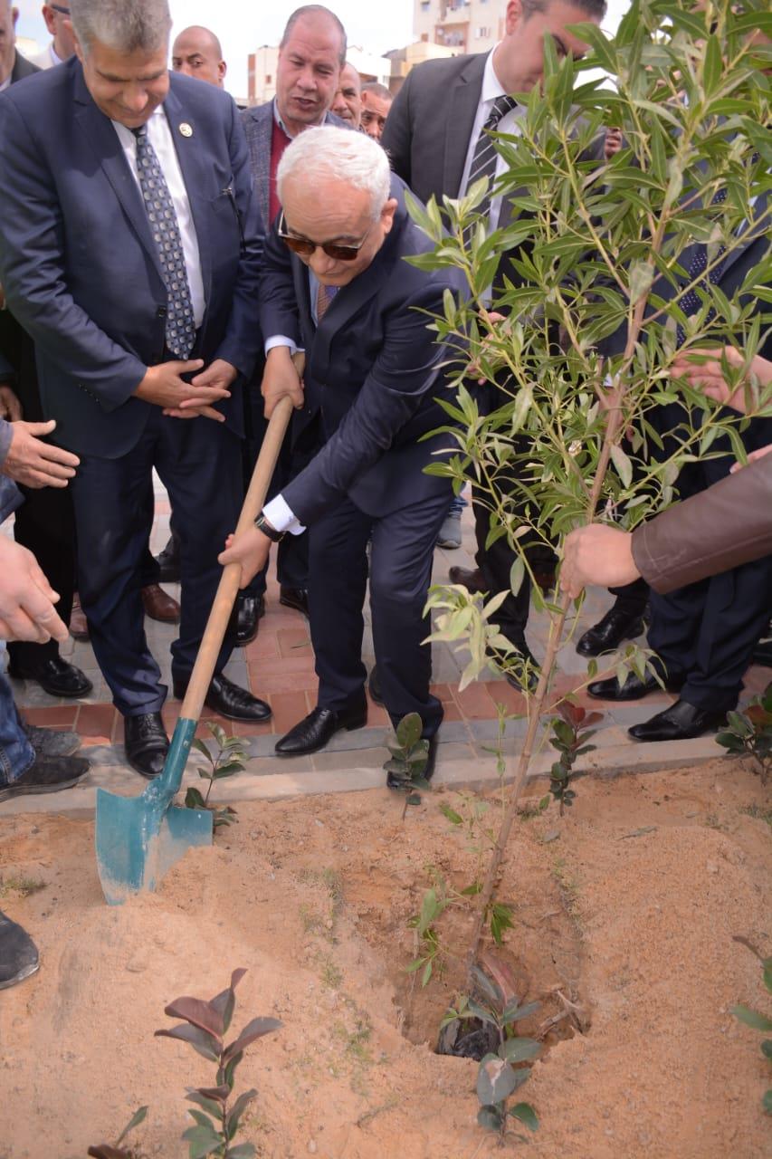 وزيرا التنمية المحلية والتربية والتعليم ونائب محافظ البحيرة يشهدون اصطفاف 45 سيارة تضم 130 ألف شجرة 