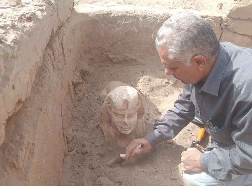  اكتشاف تمثال لأبو الهول وبقايا مقصورة كلاوديوس بجوار معبد دندرة