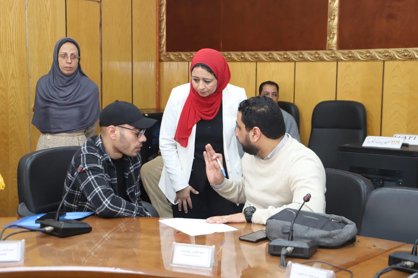  وزير القوى العاملة يعقد لقاء مع ممثلي سلسلة مطاعم   و