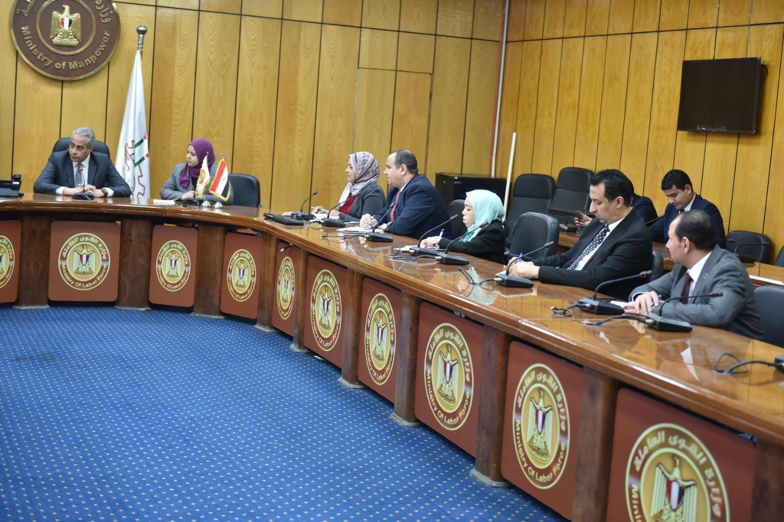 وزير القوى العاملة يلتقي وفداً من