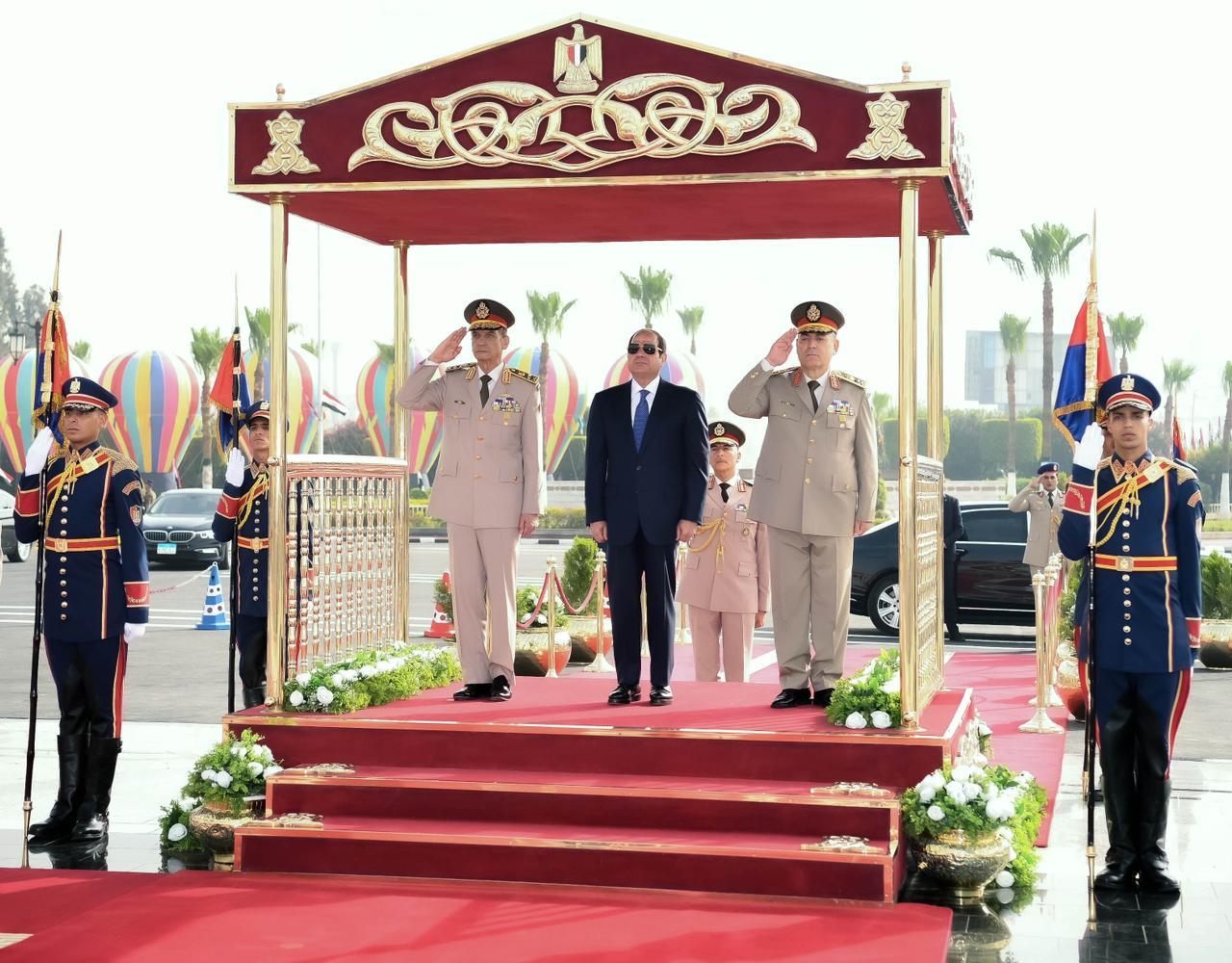 السيسي يضع إكليلا من الزهور