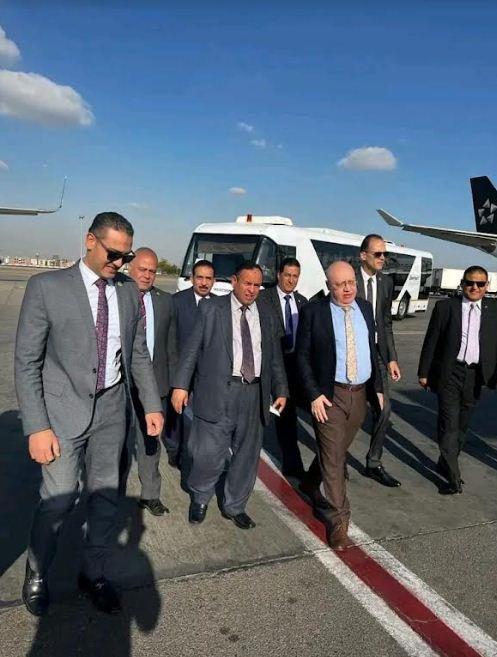 رئيس مصلحة الجمارك يصل مطار القاهرة