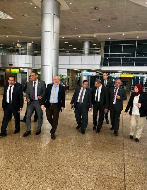 رئيس مصلحة الجمارك يصل مطار القاهرة