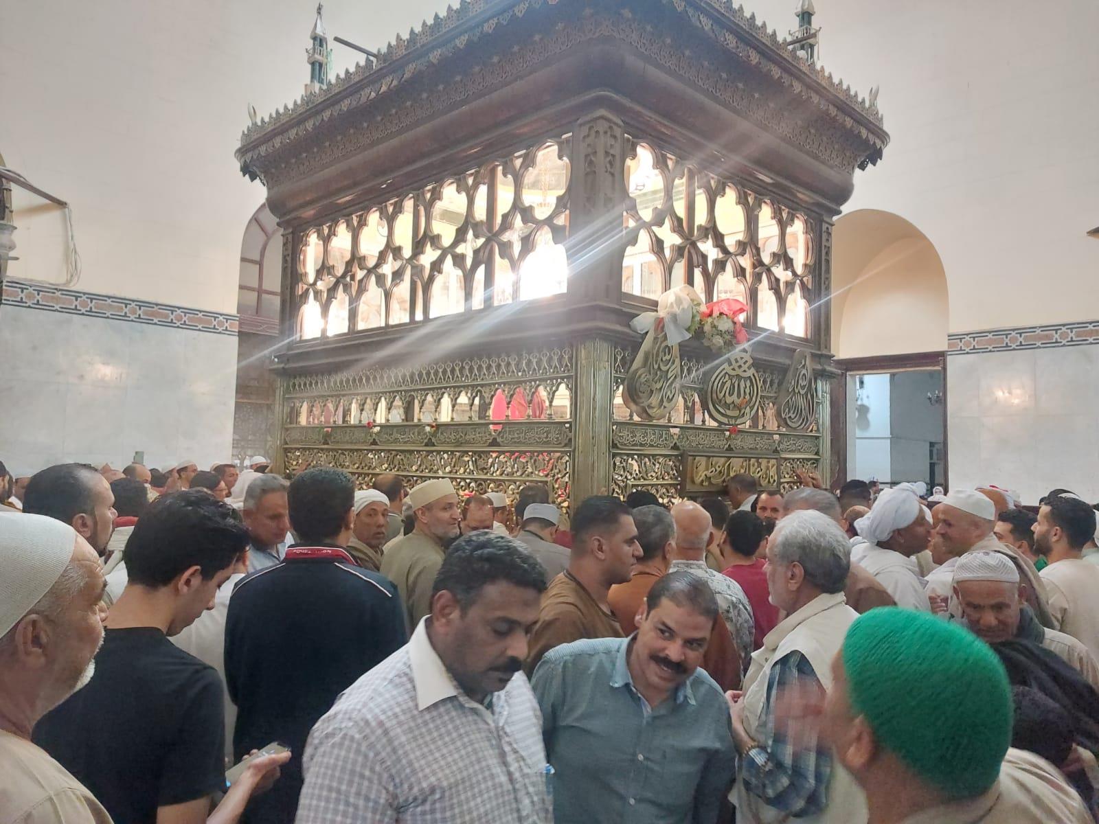 آلاف المواطنين يحتفلون بالليلة الختامية لرجبية السيد البدوي بمدينة طنطا