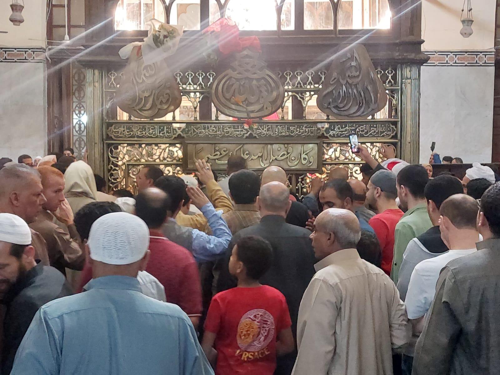 آلاف المواطنين يحتفلون بالليلة الختامية لرجبية السيد البدوي بمدينة طنطا