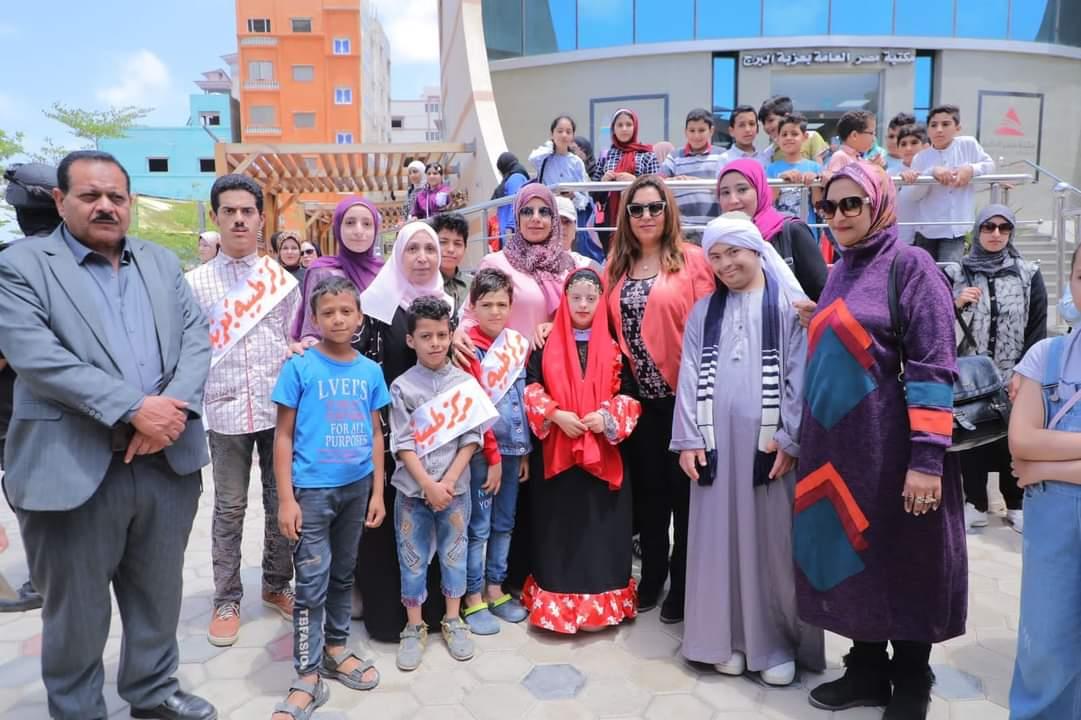 محافظ دمياط والسفير الريدى يدشنان المكتبة المتنقلة