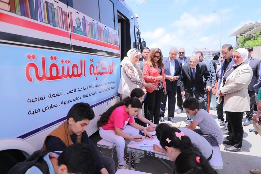 محافظ دمياط والسفير الريدى يدشنان المكتبة المتنقلة
